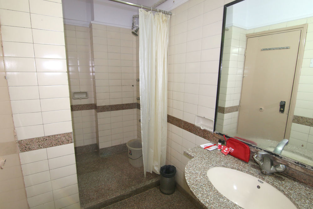 Lucky Hotel Goregaon Mumbai Exterior photo
