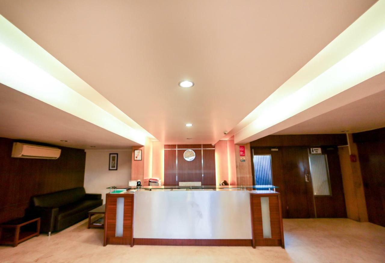 Lucky Hotel Goregaon Mumbai Exterior photo