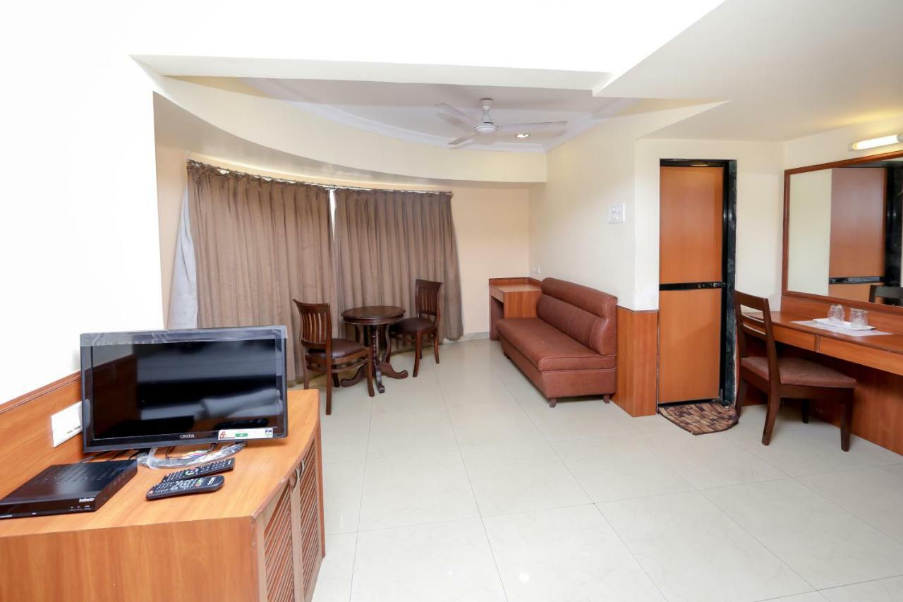 Lucky Hotel Goregaon Mumbai Exterior photo