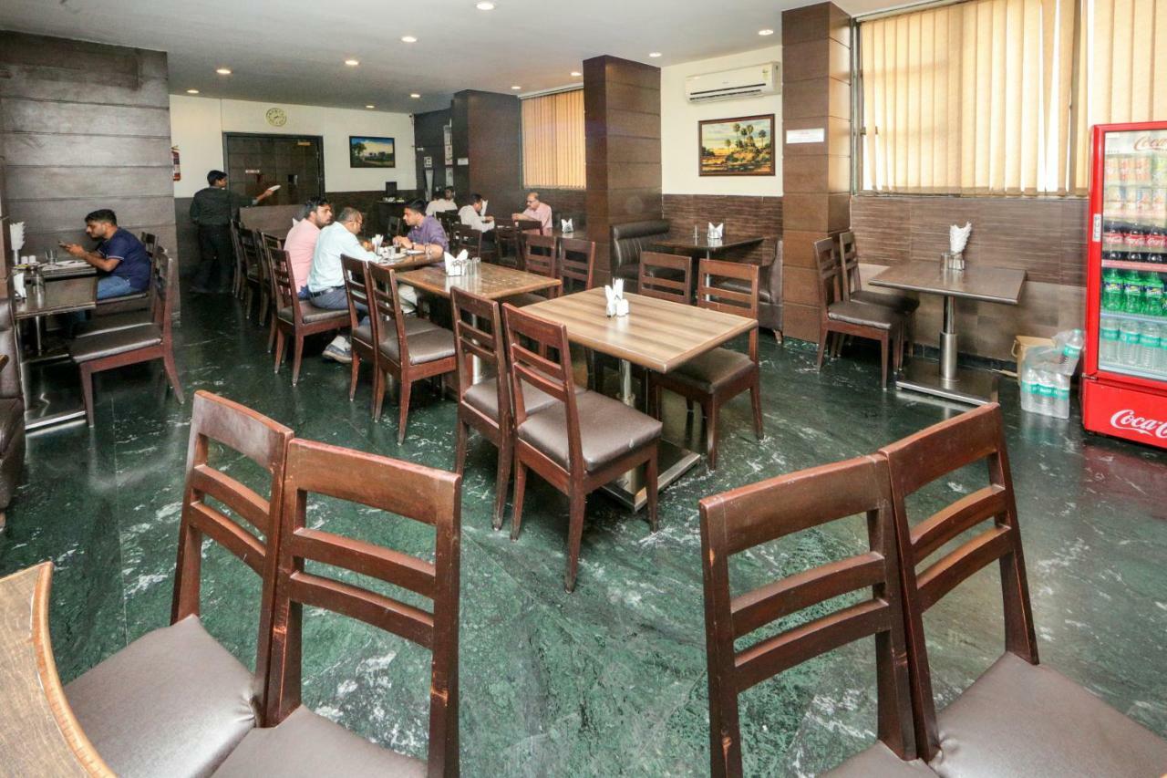 Lucky Hotel Goregaon Mumbai Exterior photo