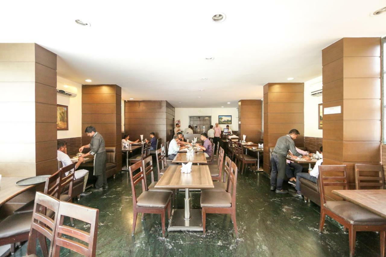 Lucky Hotel Goregaon Mumbai Exterior photo