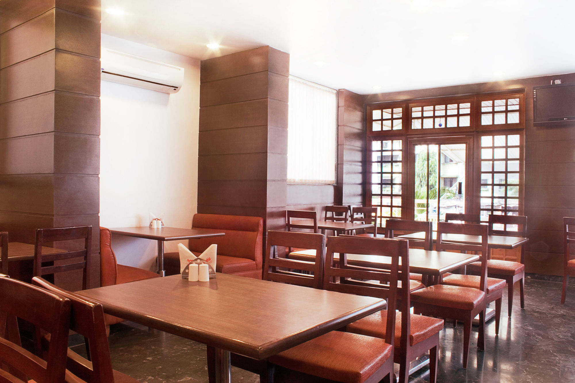 Lucky Hotel Goregaon Mumbai Exterior photo