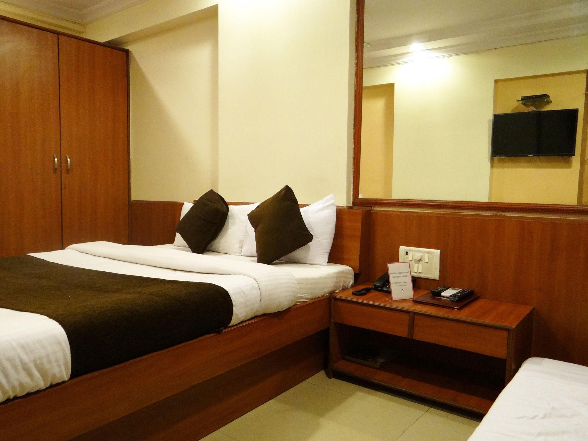 Lucky Hotel Goregaon Mumbai Exterior photo