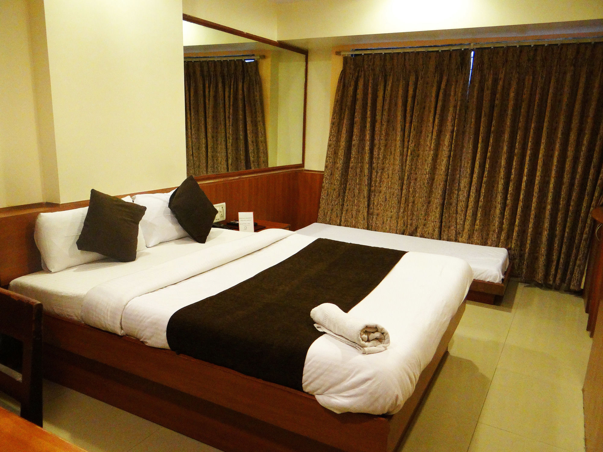 Lucky Hotel Goregaon Mumbai Exterior photo