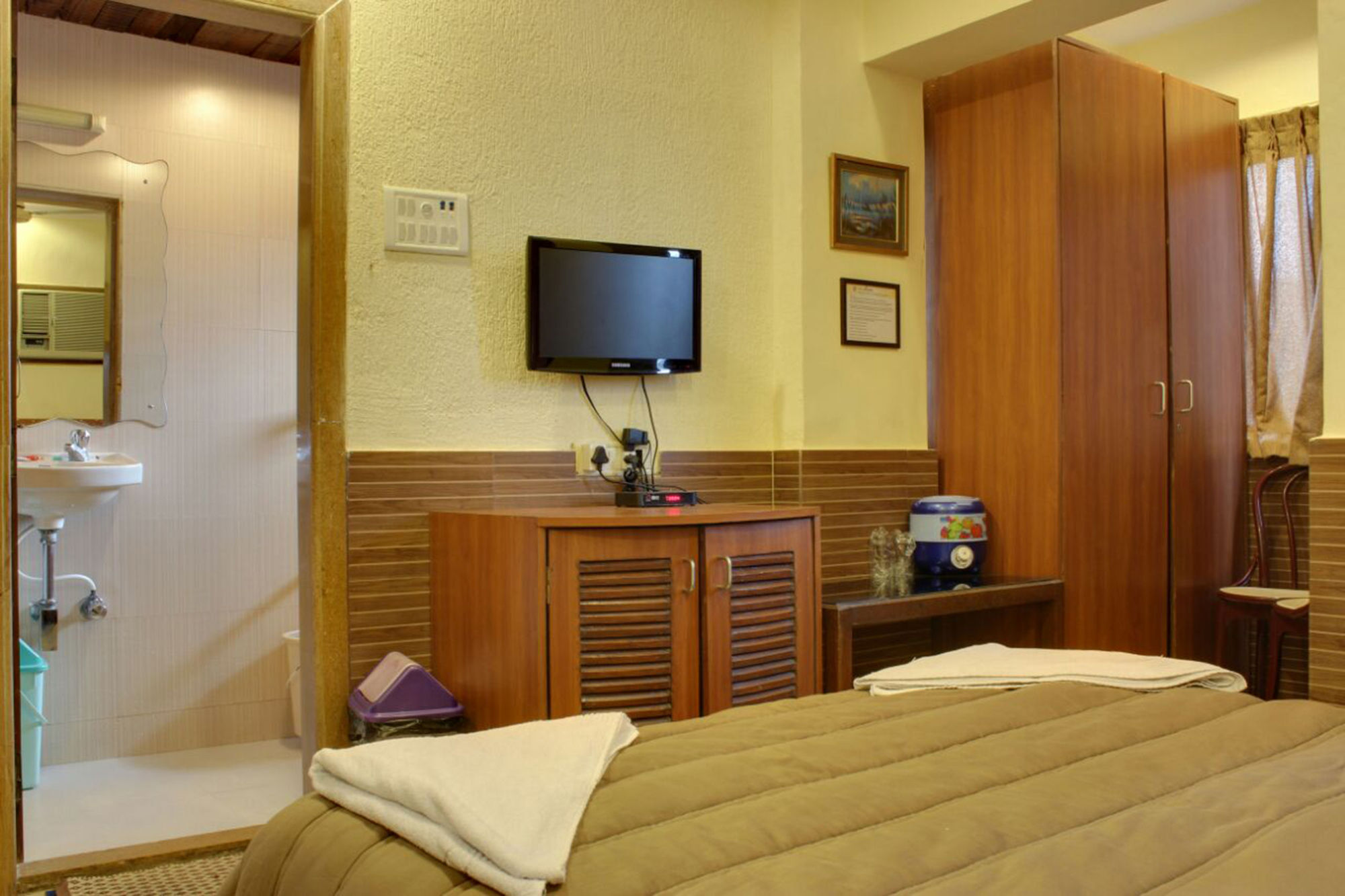 Lucky Hotel Goregaon Mumbai Exterior photo